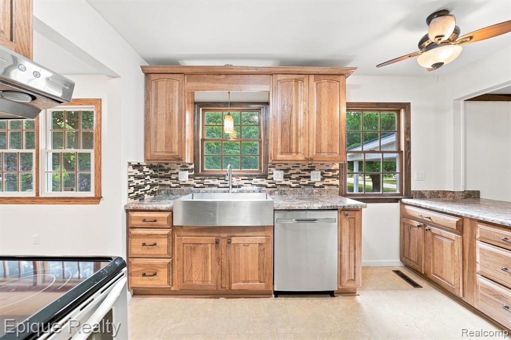 2083 Holly Tree Drive