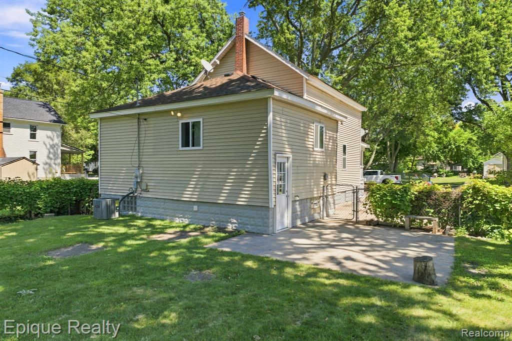 2413 Walnut Street