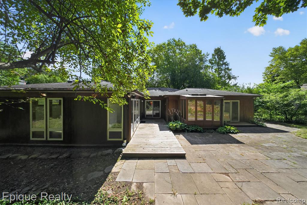 2200 Navarre Circle