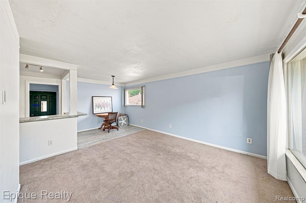 32980 Rosslyn Avenue