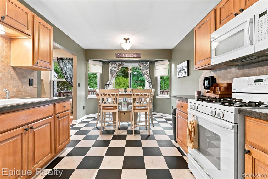 5208 Foxhill Lane