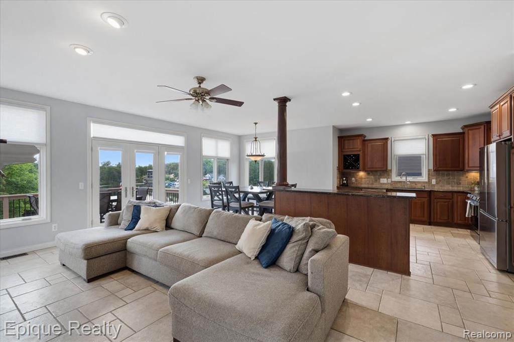 395 Indianwood Road