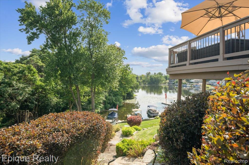 395 Indianwood Road