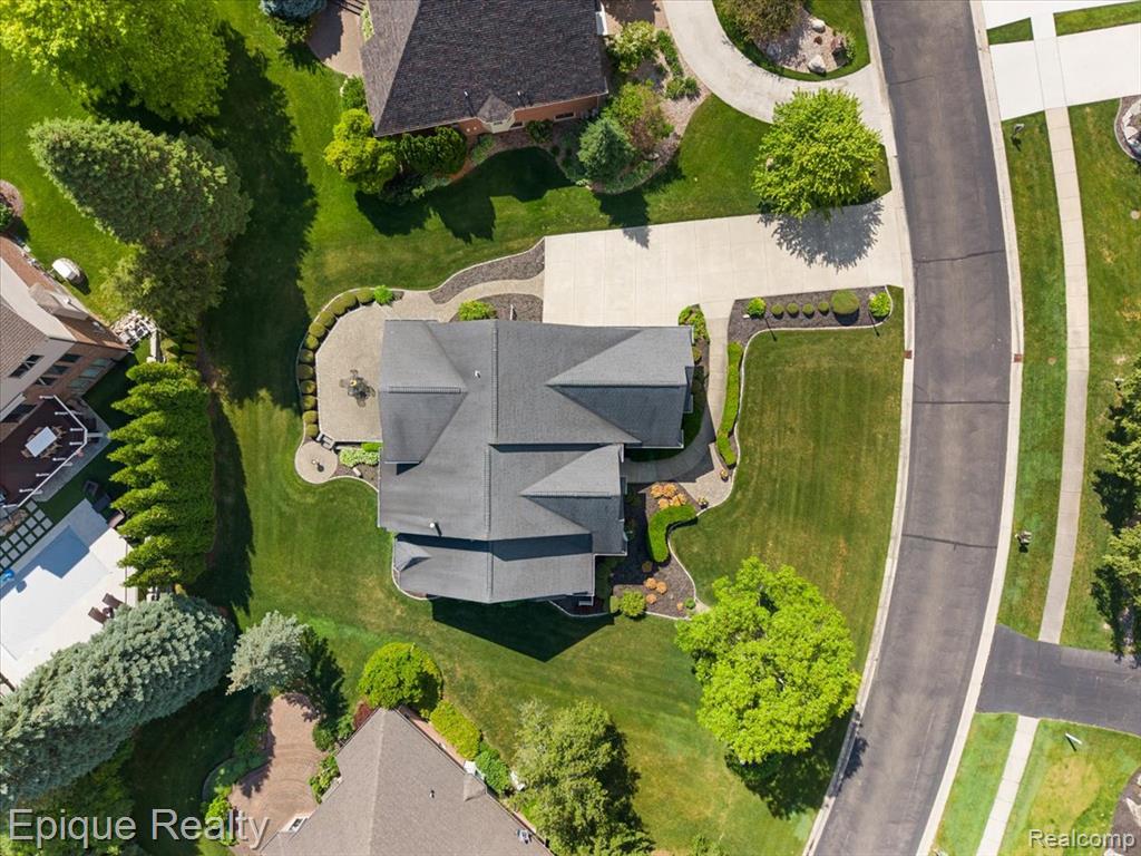 5675 Golf Pointe Drive