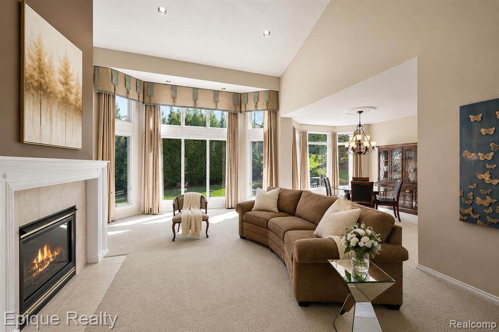5675 Golf Pointe Drive