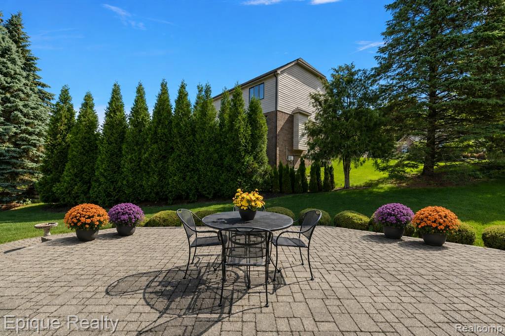 5675 Golf Pointe Drive