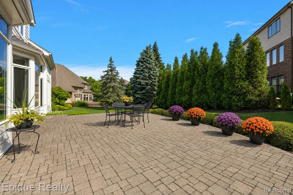 5675 Golf Pointe Drive