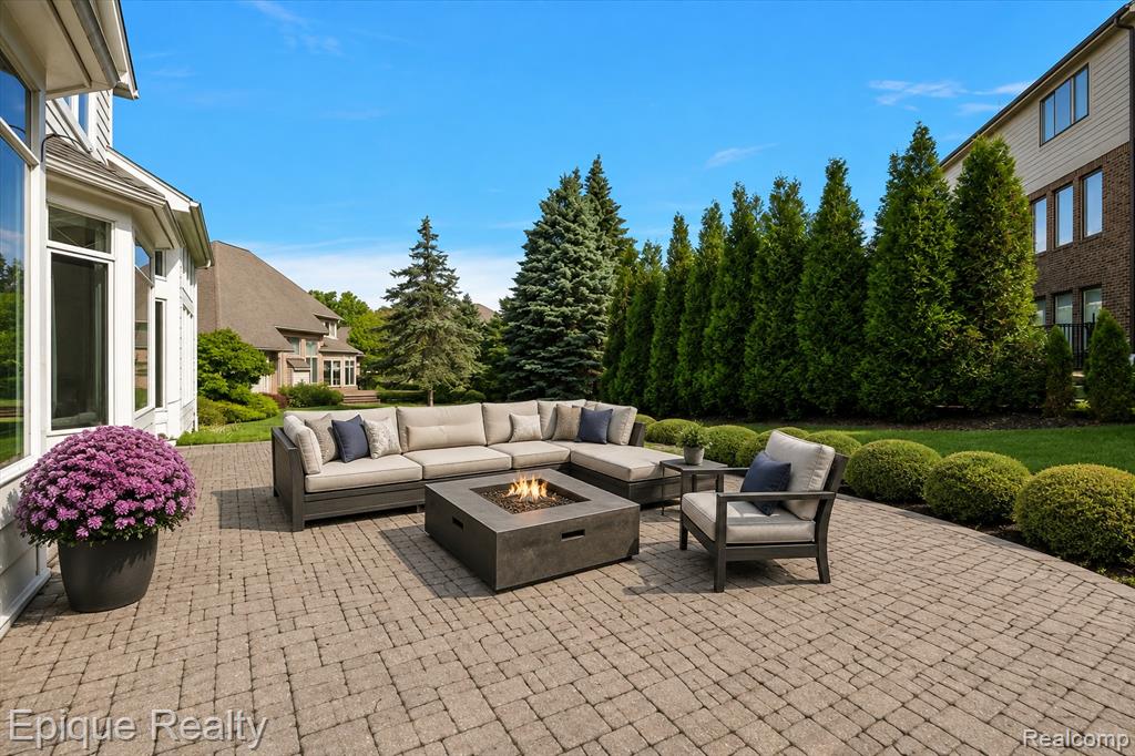 5675 Golf Pointe Drive