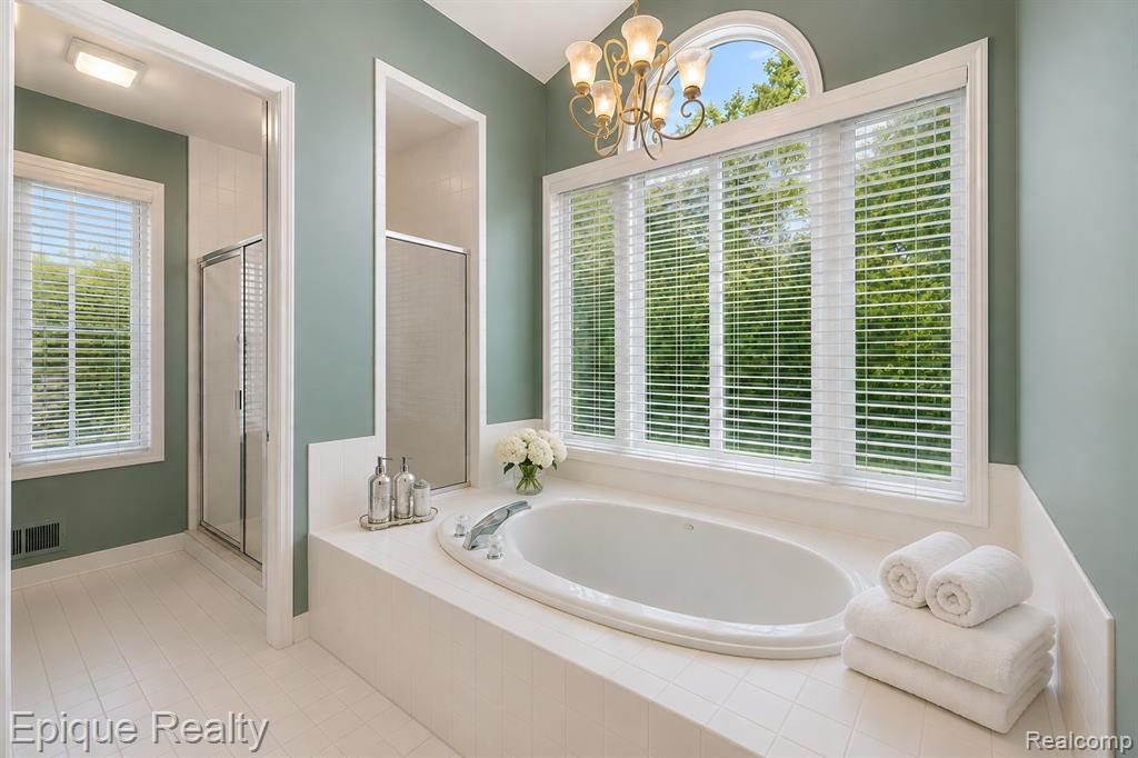 5675 Golf Pointe Drive
