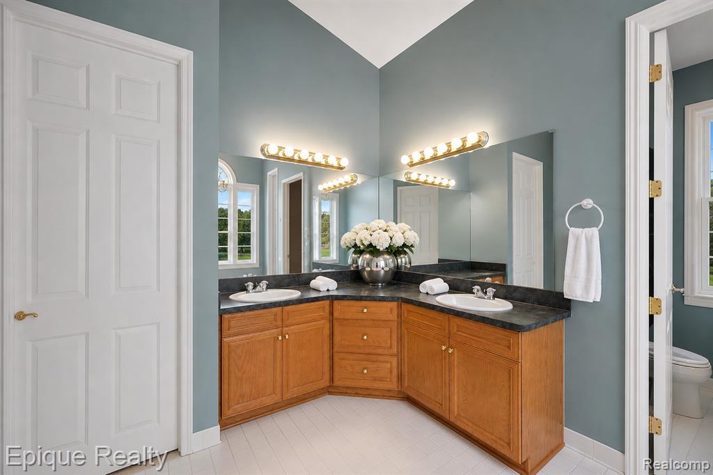 5675 Golf Pointe Drive