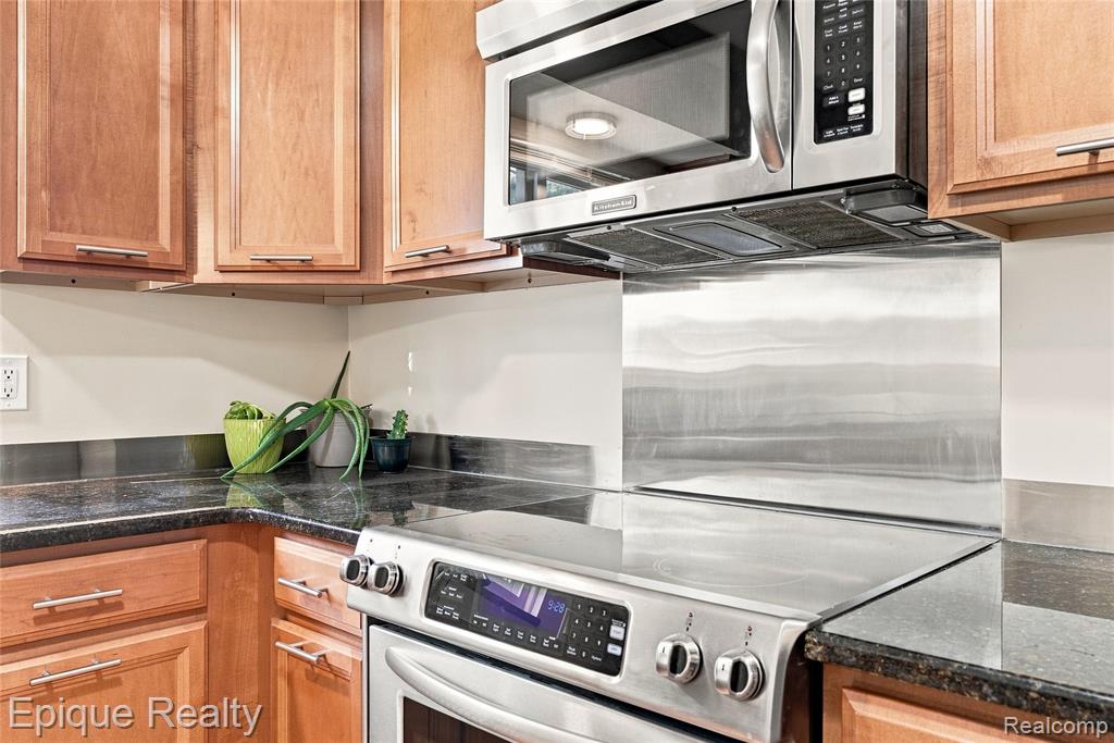 801 W Long Lake Road # 7