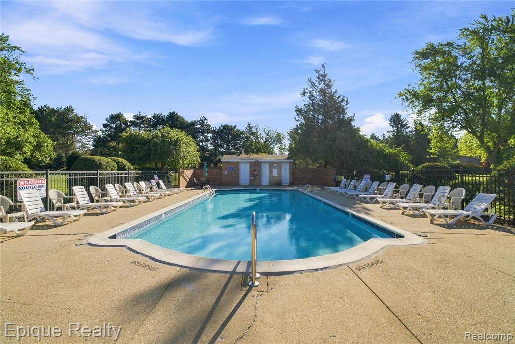 801 W Long Lake Road # 7