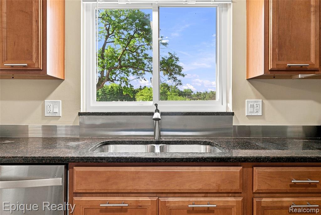 801 W Long Lake Road # 7