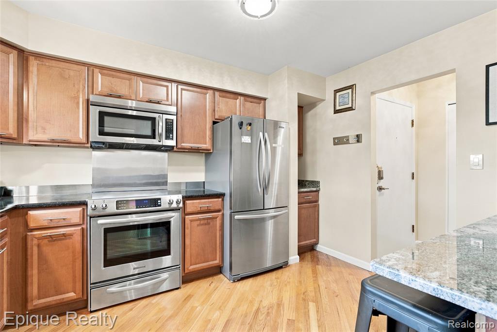 801 W Long Lake Road # 7