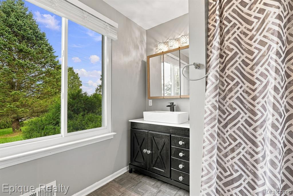 811 N Ortonville