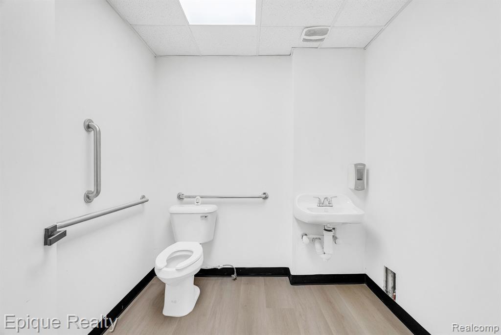 2701 Elizabeth Lake, Suite 400