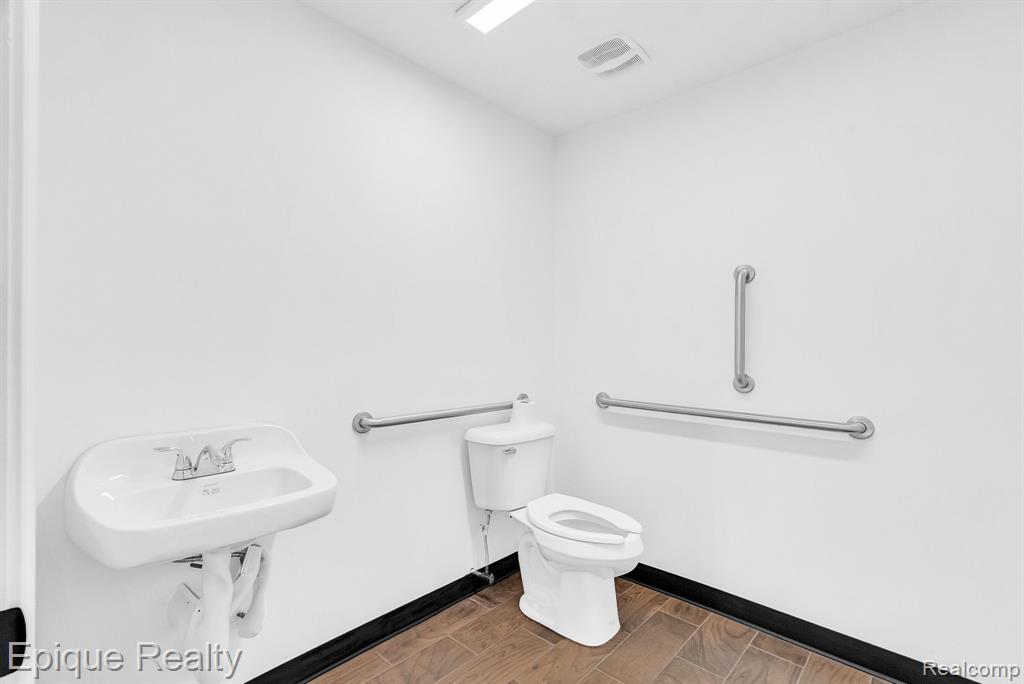 2701 Elizabeth Lake, Suite 400