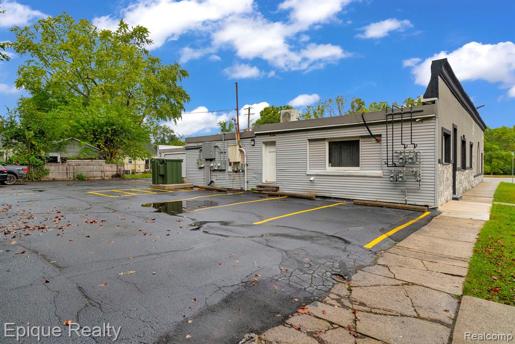 2701 Elizabeth Lake, Suite 400