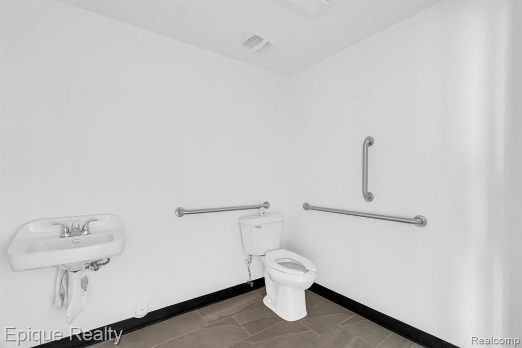 2701 Elizabeth Lake, Suite 400