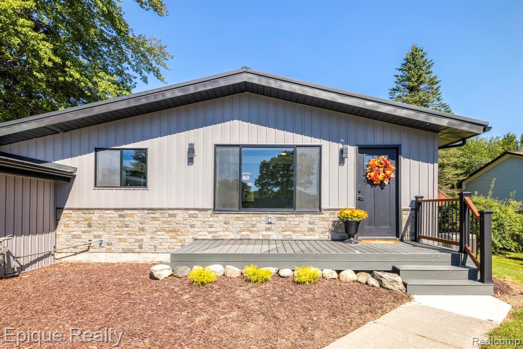 4404 N North River Road
