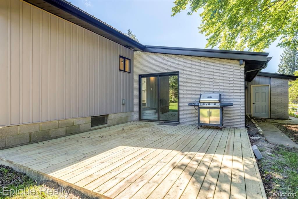 4404 N North River Road