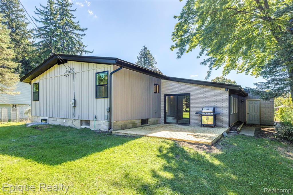 4404 N North River Road