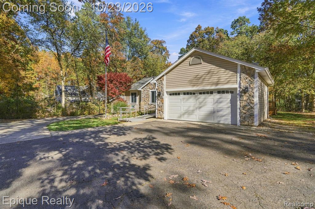 9085 Pineview Lake Drive