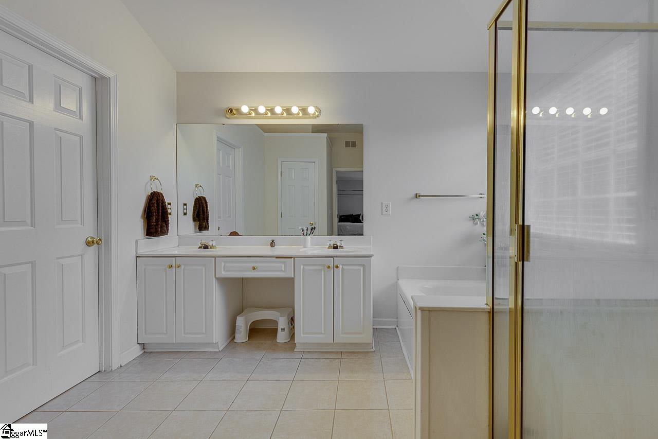 18 Shadowrock Court