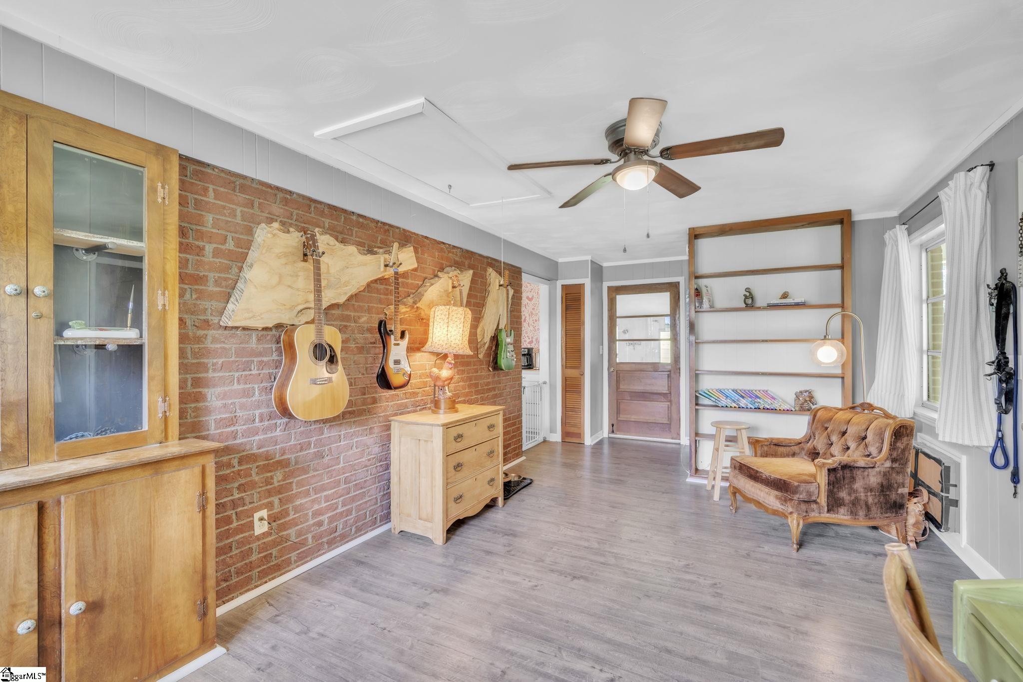 103 W Crestview Street