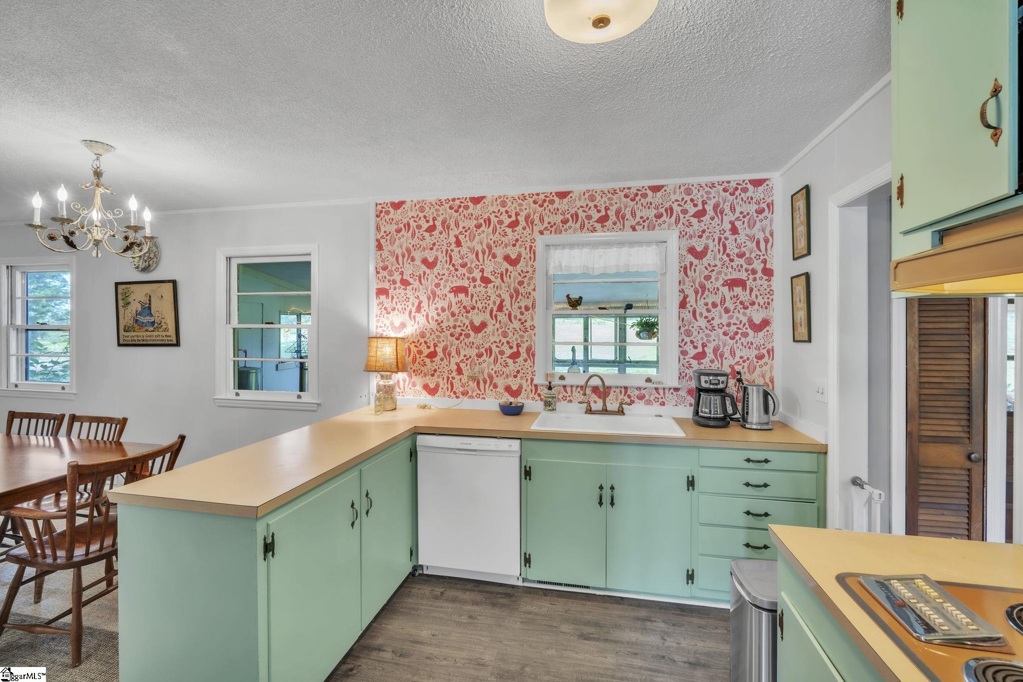 103 W Crestview Street