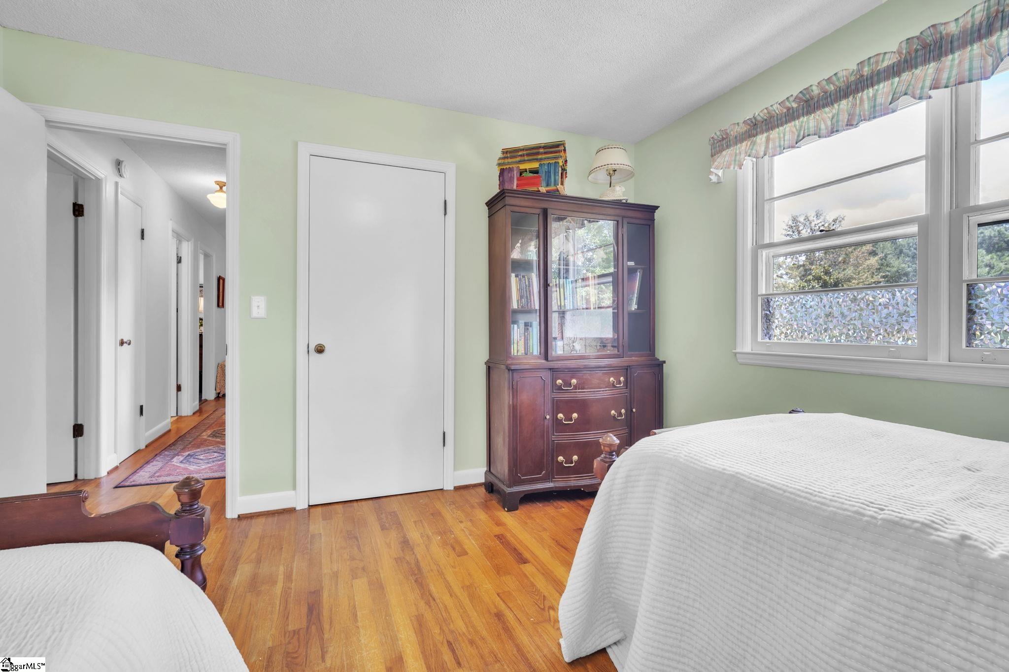 103 W Crestview Street