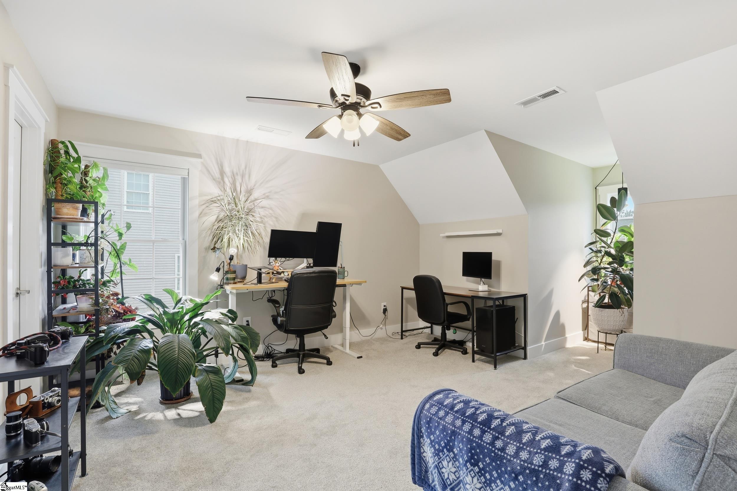 103 W Chestnut Court