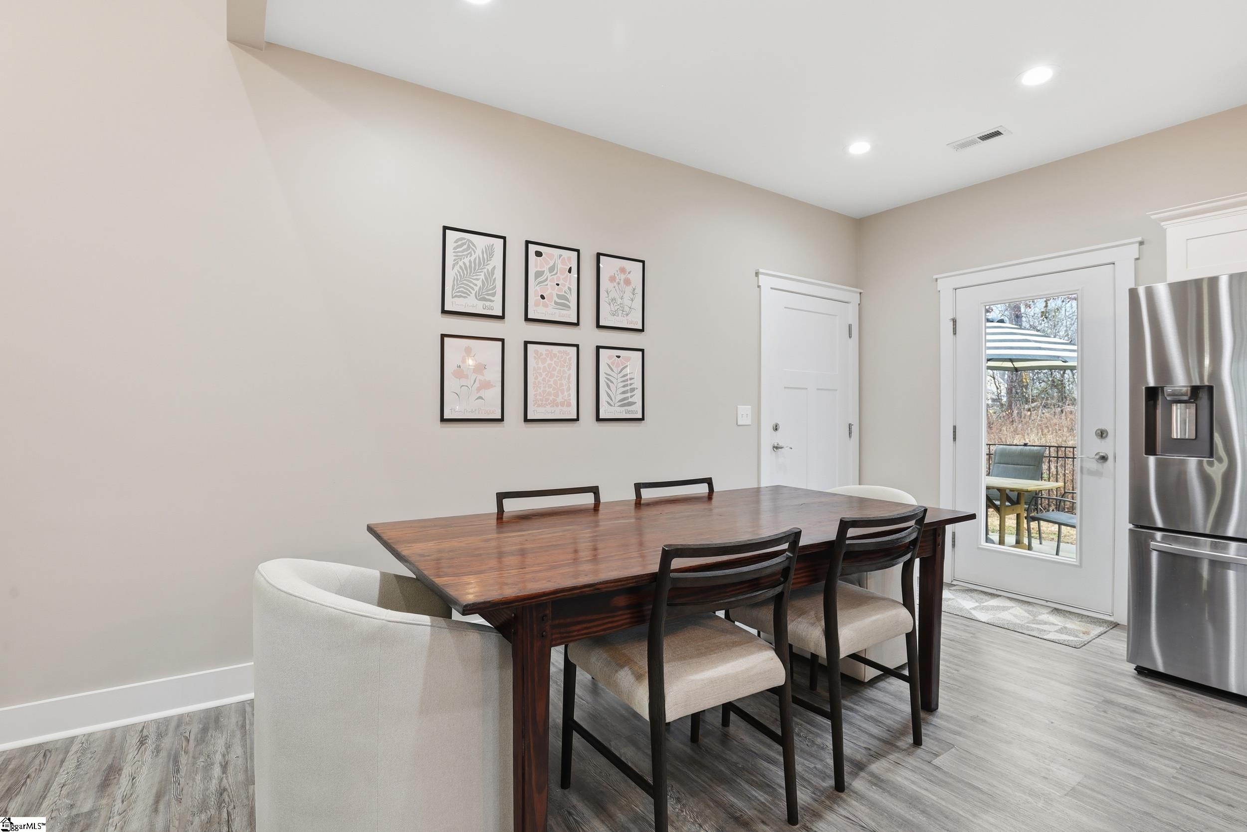 103 W Chestnut Court