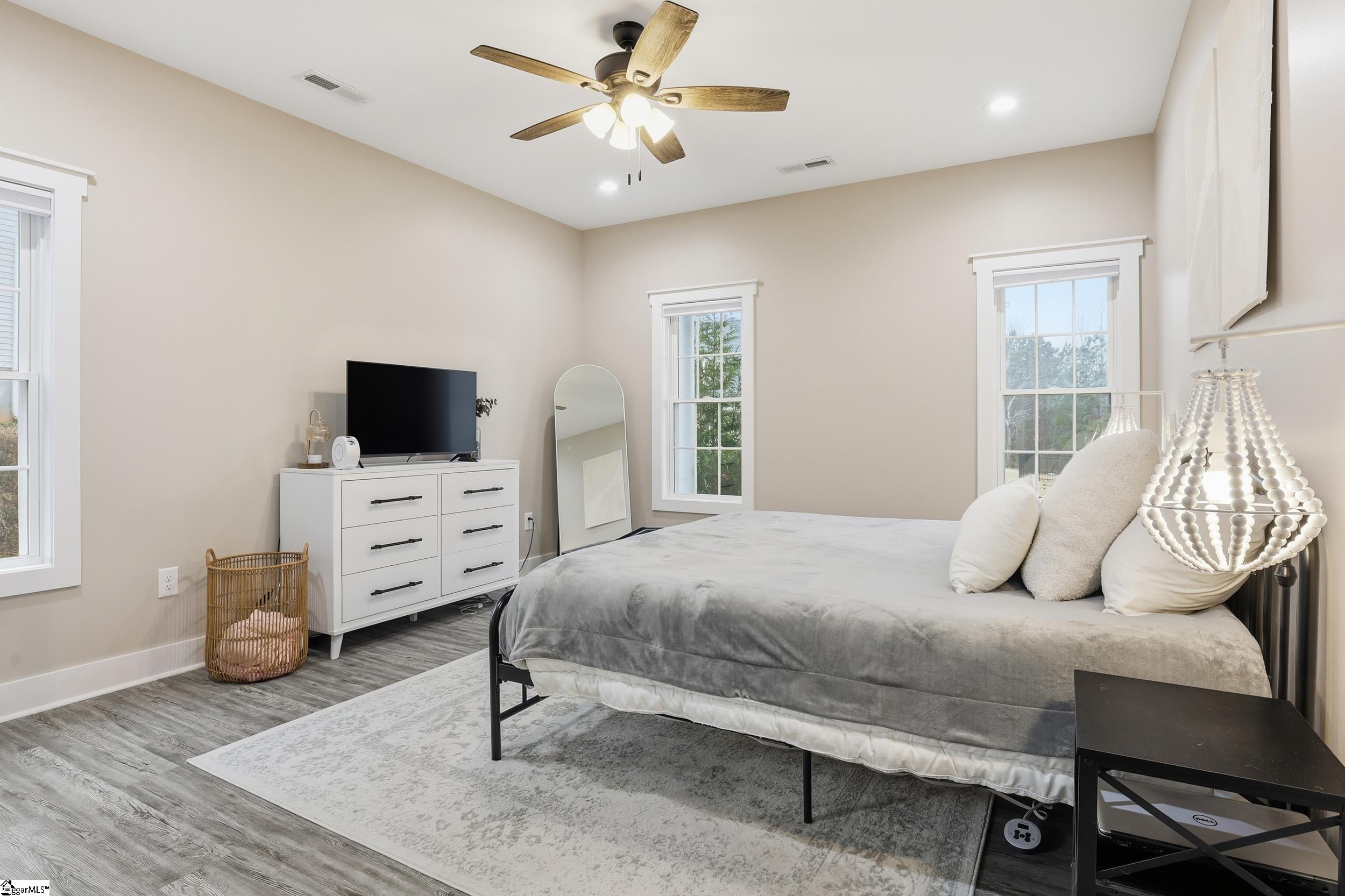 103 W Chestnut Court