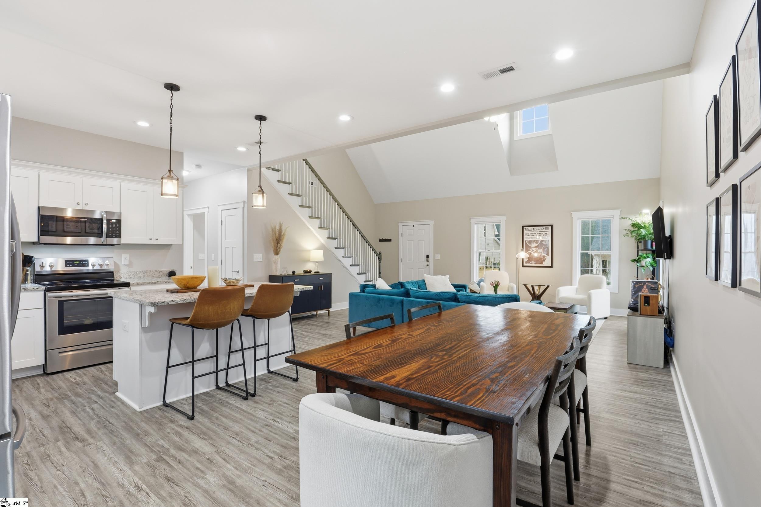 103 W Chestnut Court