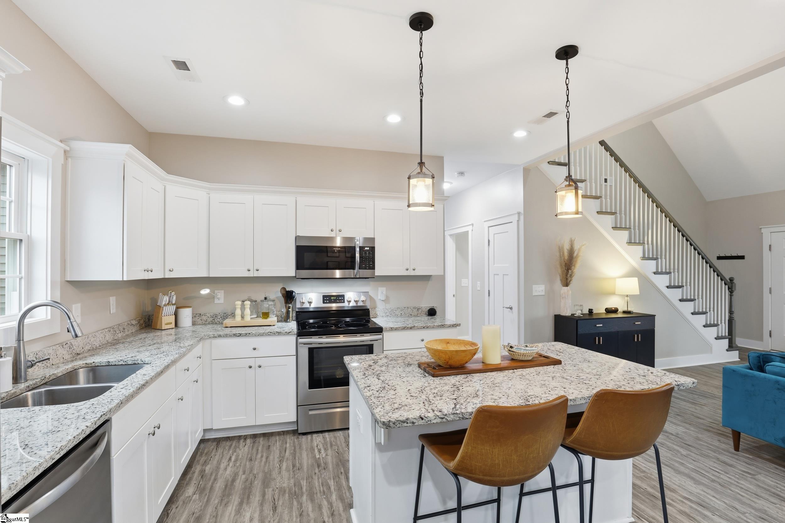 103 W Chestnut Court