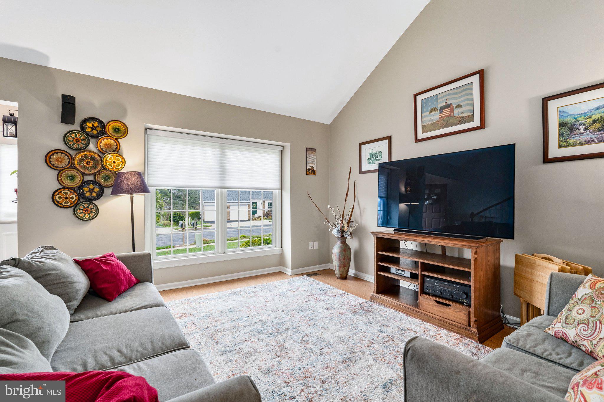 2 GREEN MEADOW COURT