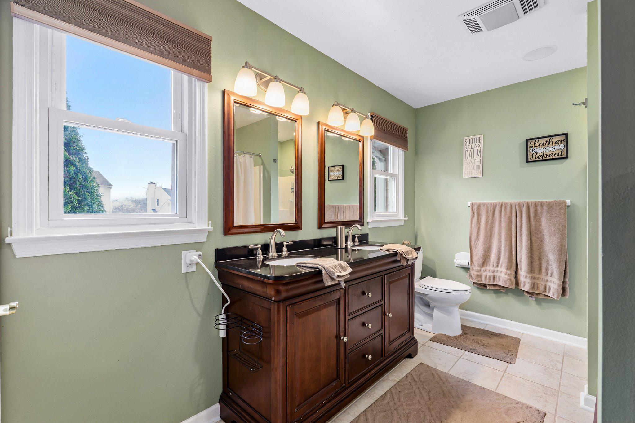 2 GREEN MEADOW COURT