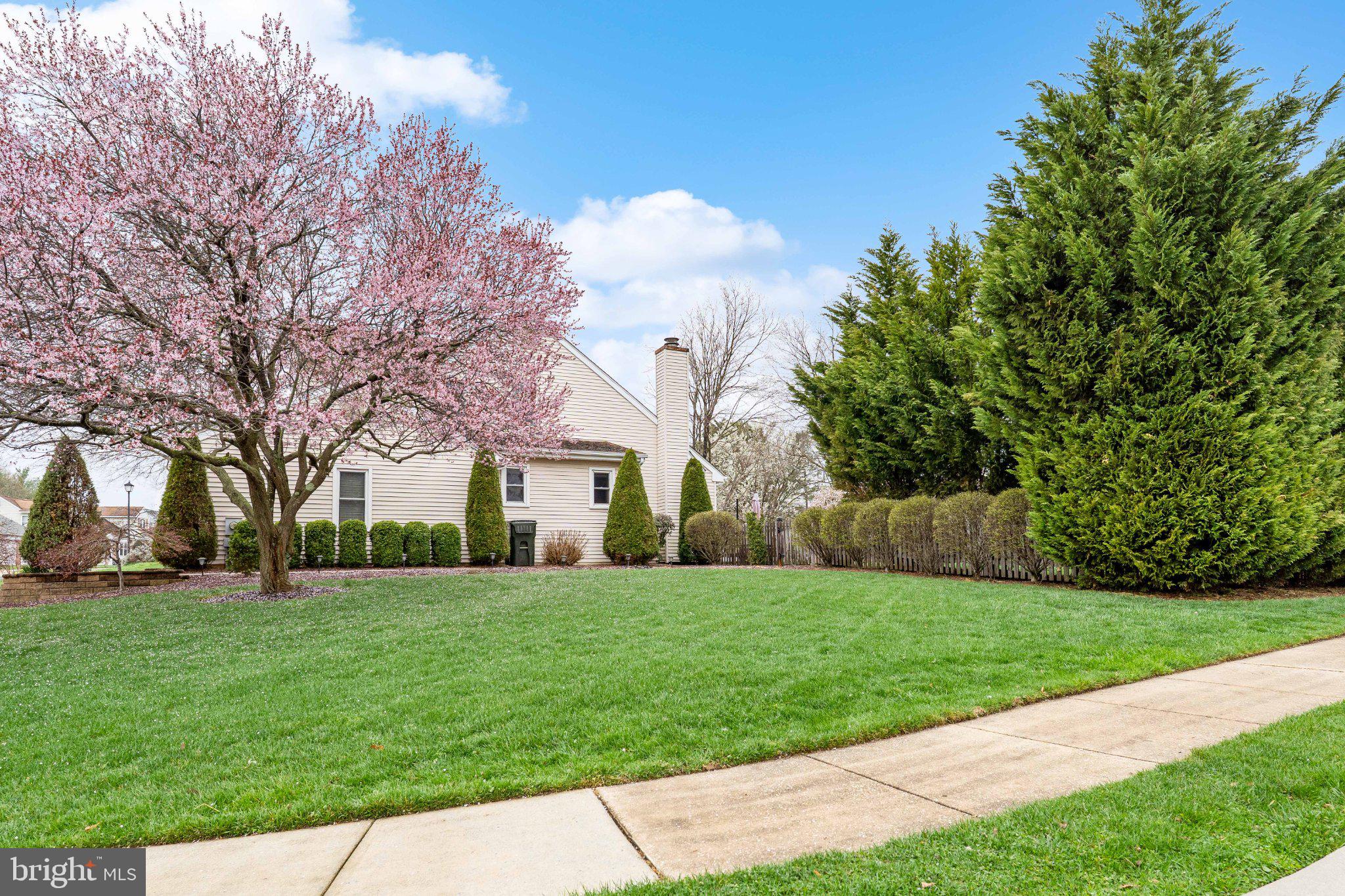 2 GREEN MEADOW COURT