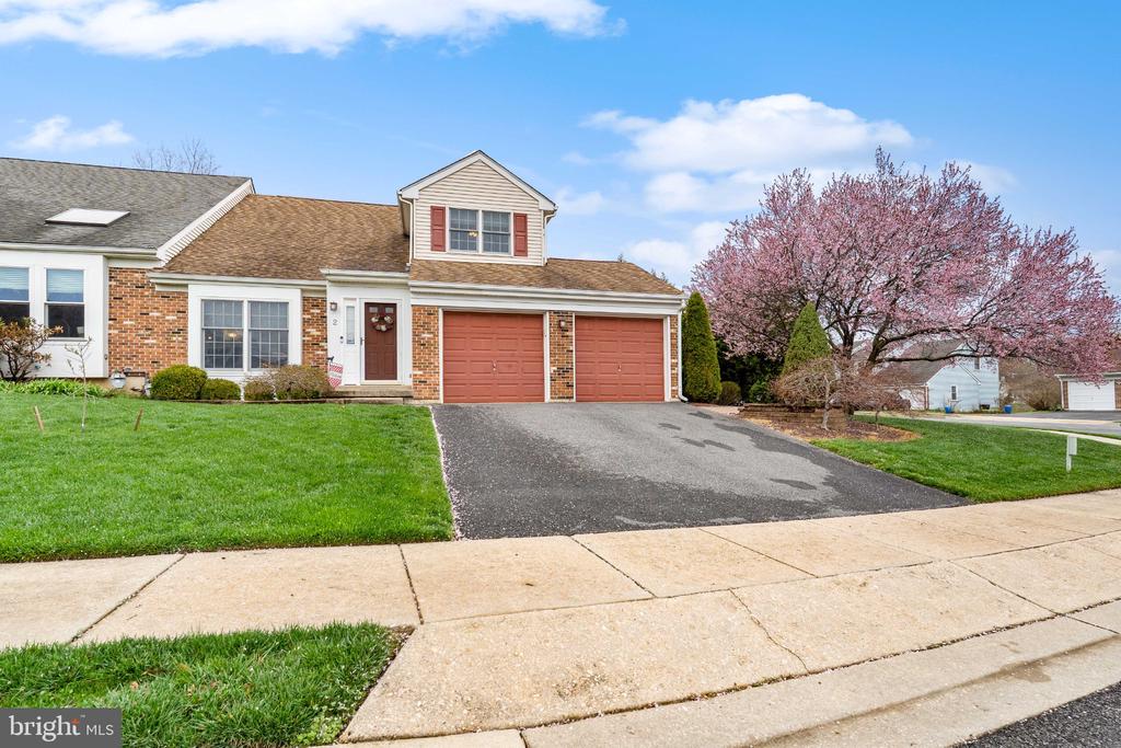 2 GREEN MEADOW COURT