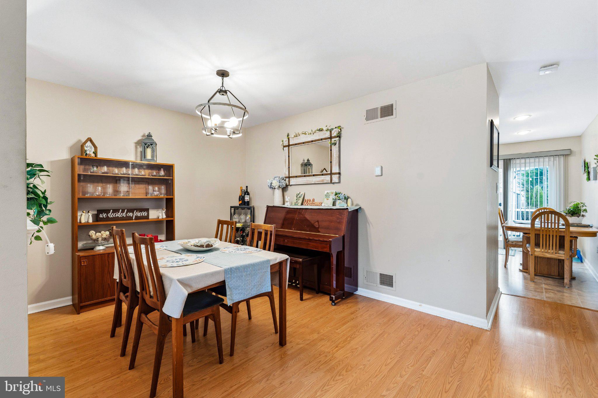 2 GREEN MEADOW COURT