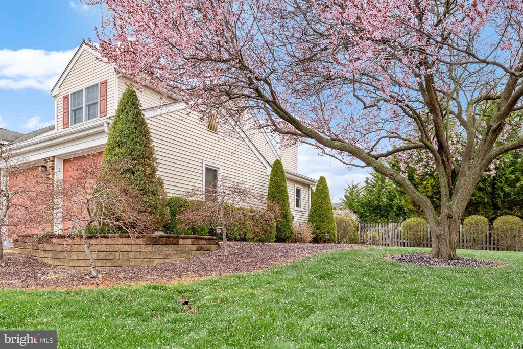 2 GREEN MEADOW COURT
