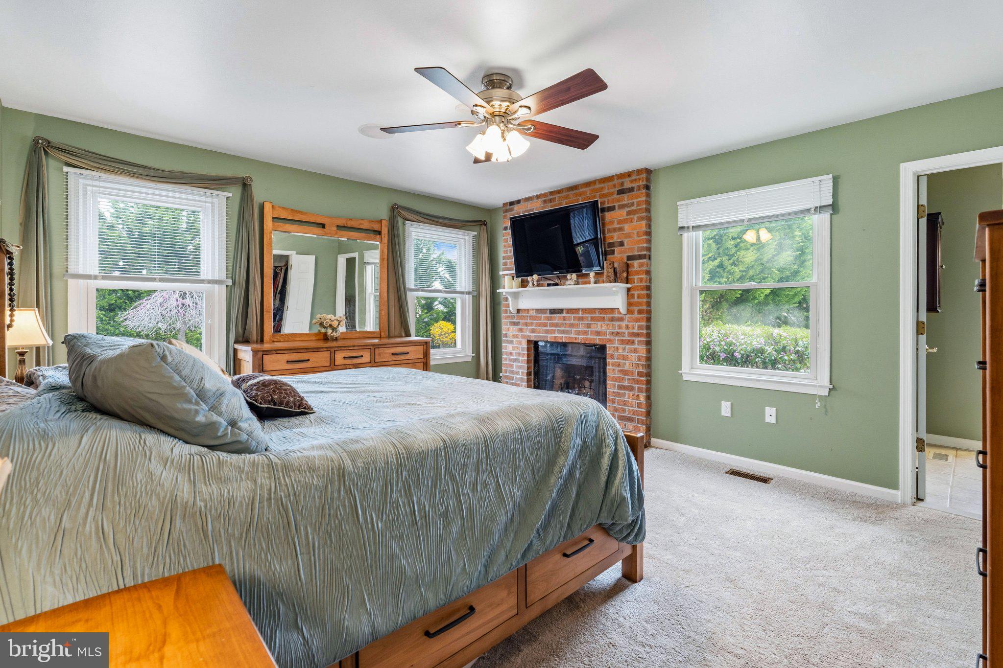 2 GREEN MEADOW COURT