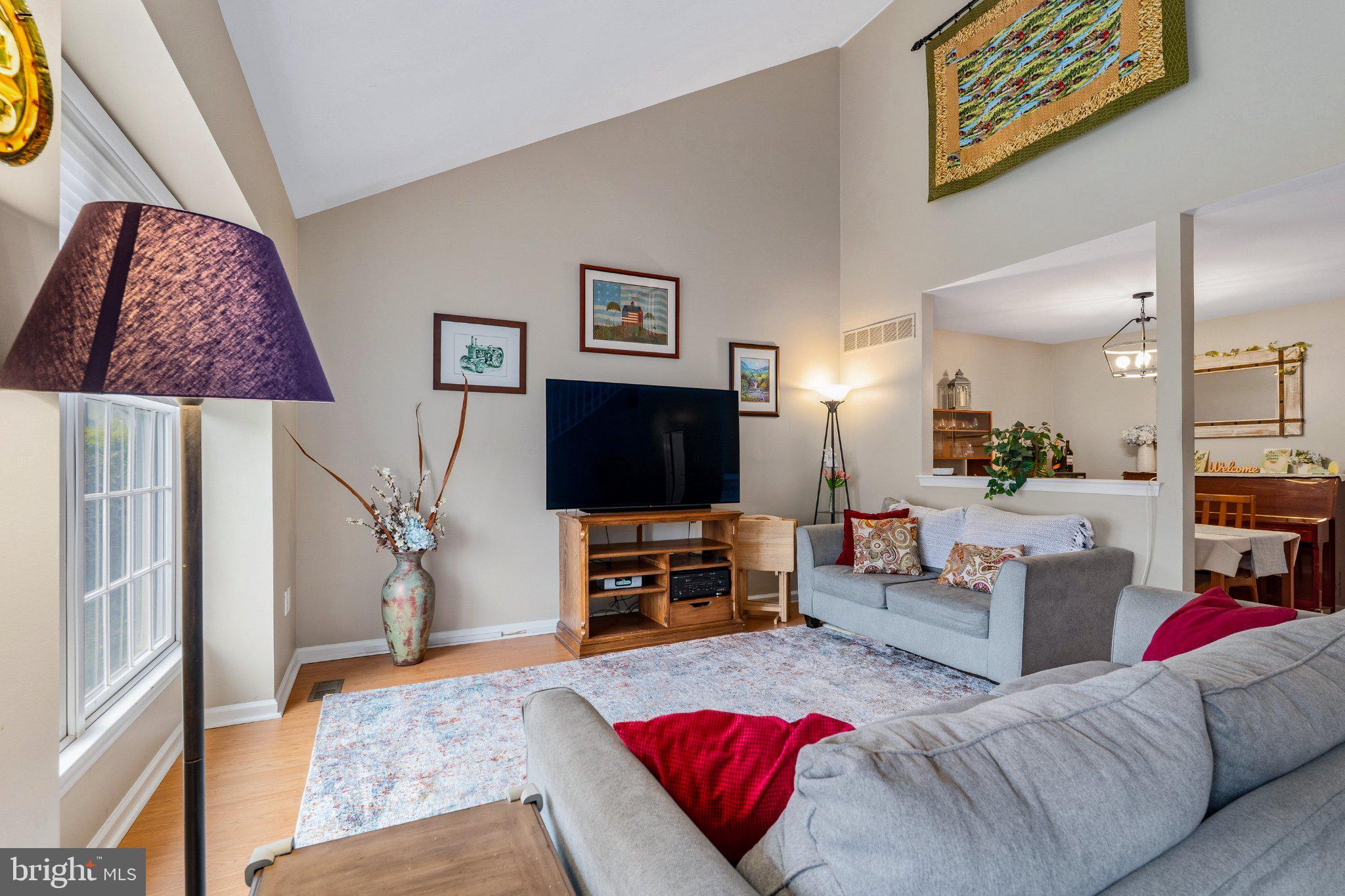 2 GREEN MEADOW COURT