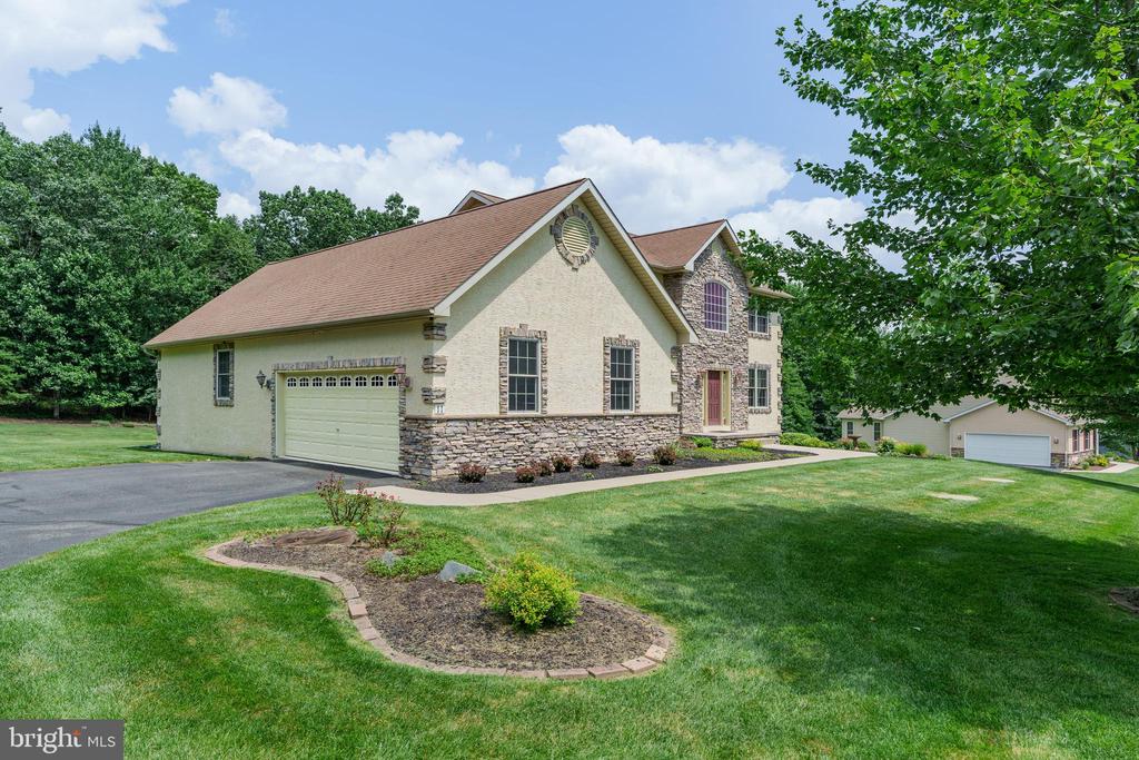11 AUTUMN WOODS DRIVE