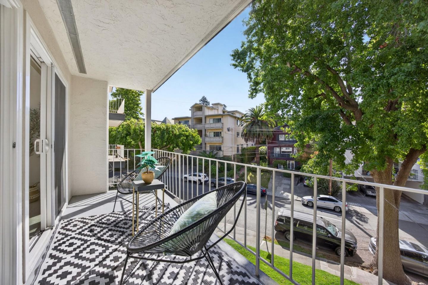 695 Mariposa Avenue 204