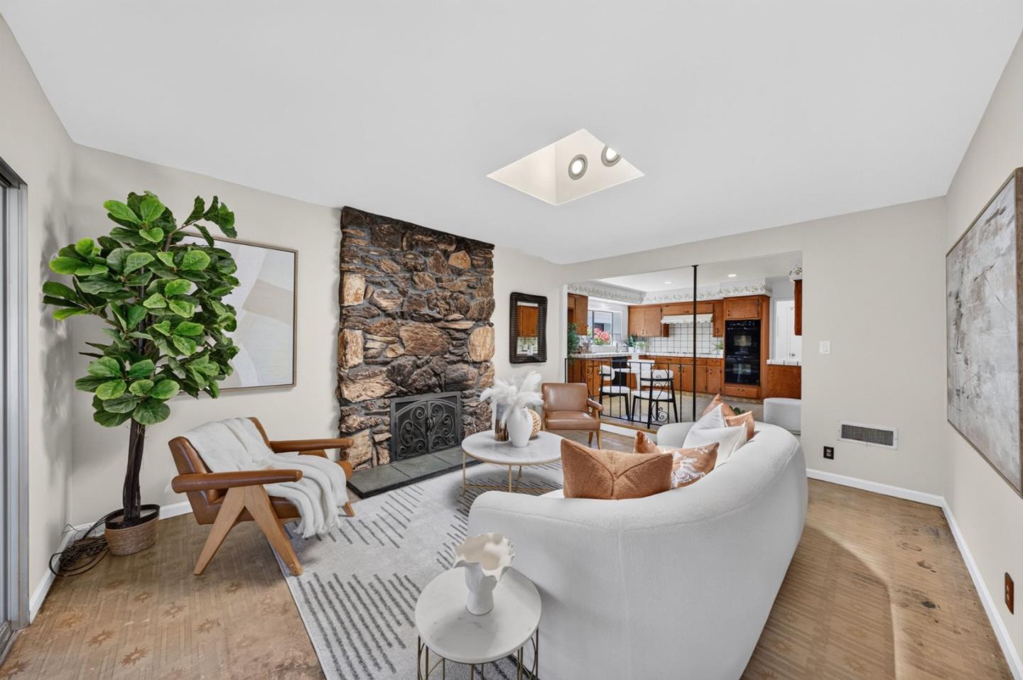 382 Clarence AVE