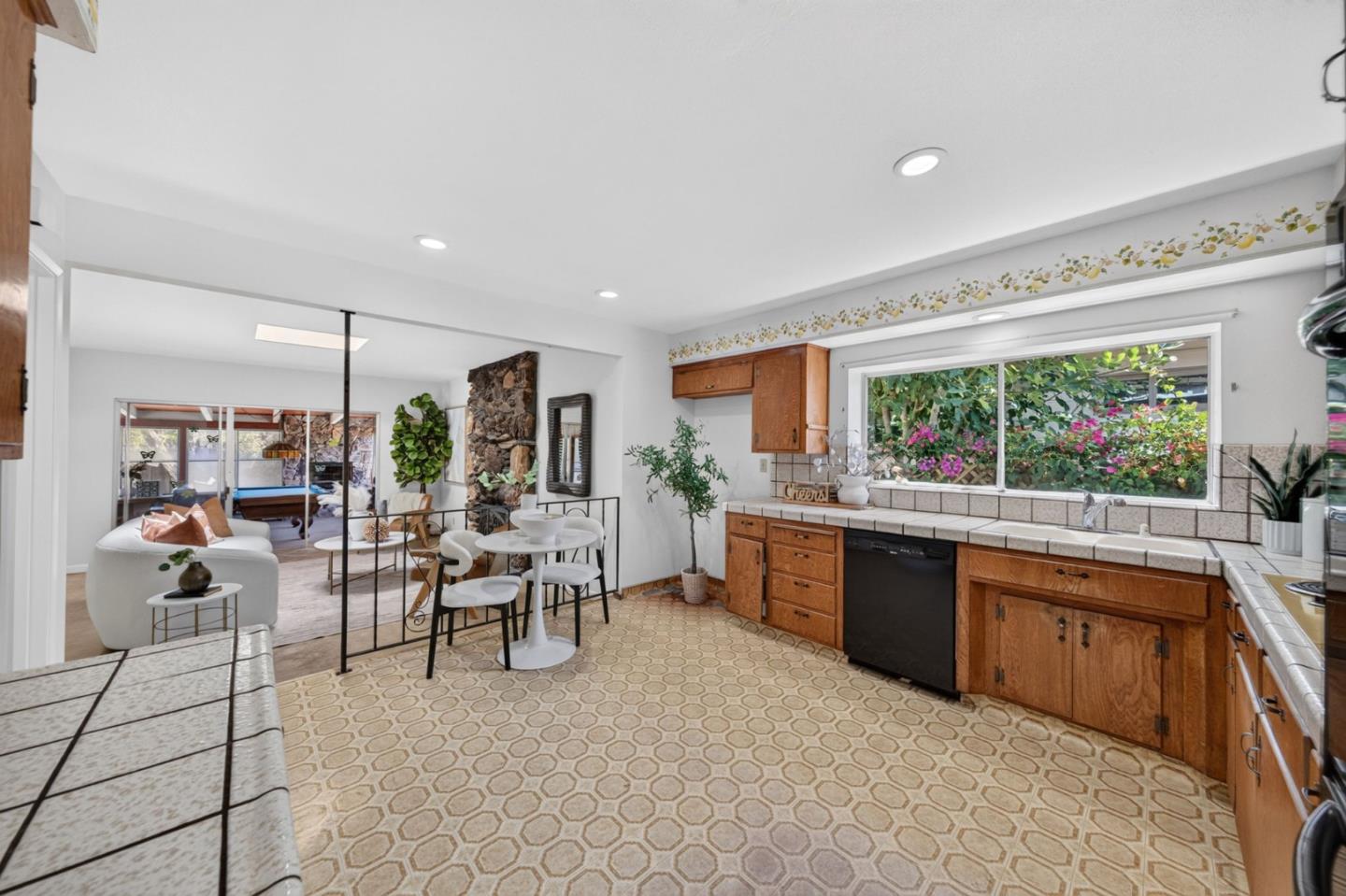 382 Clarence AVE