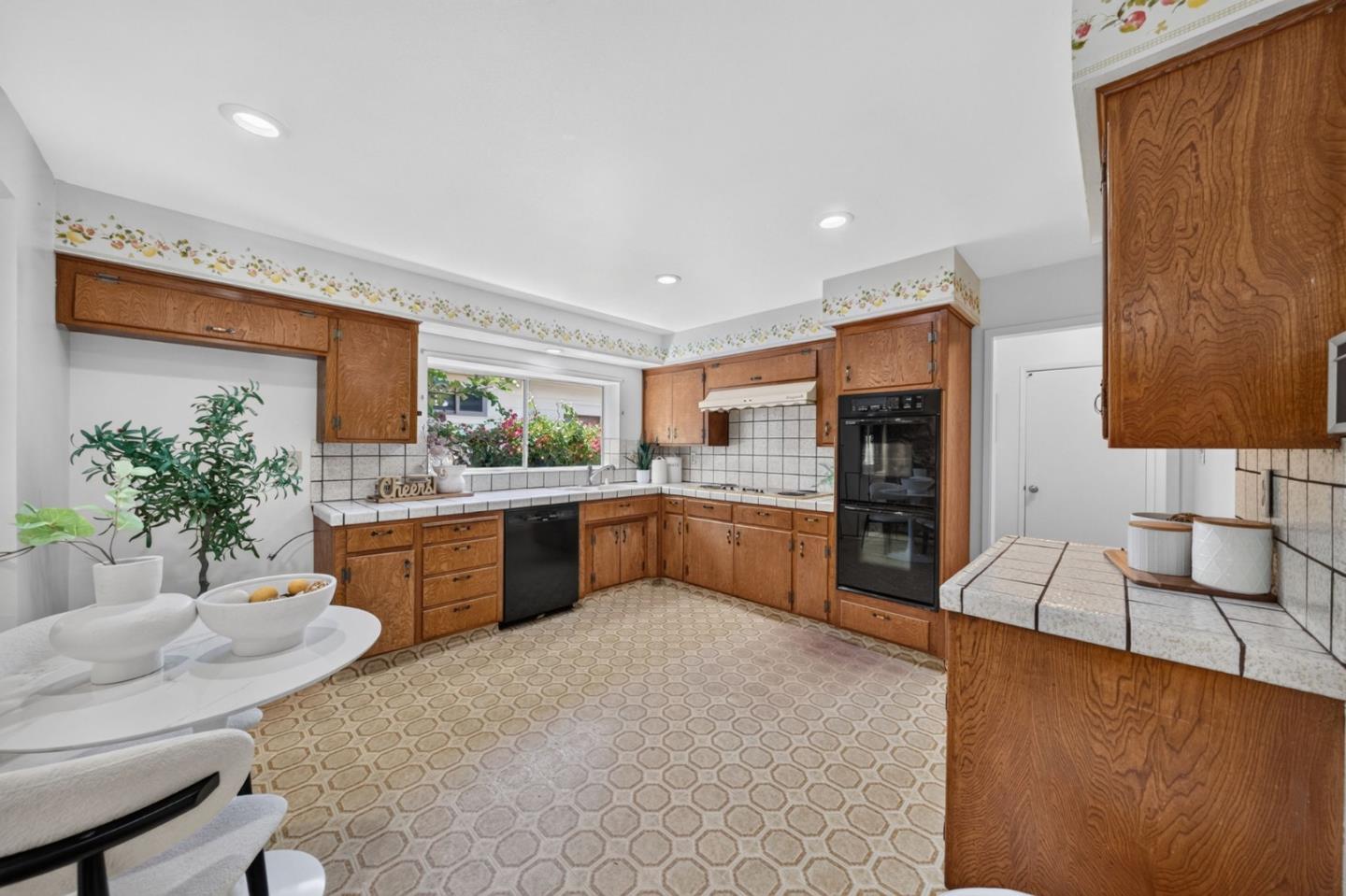 382 Clarence AVE