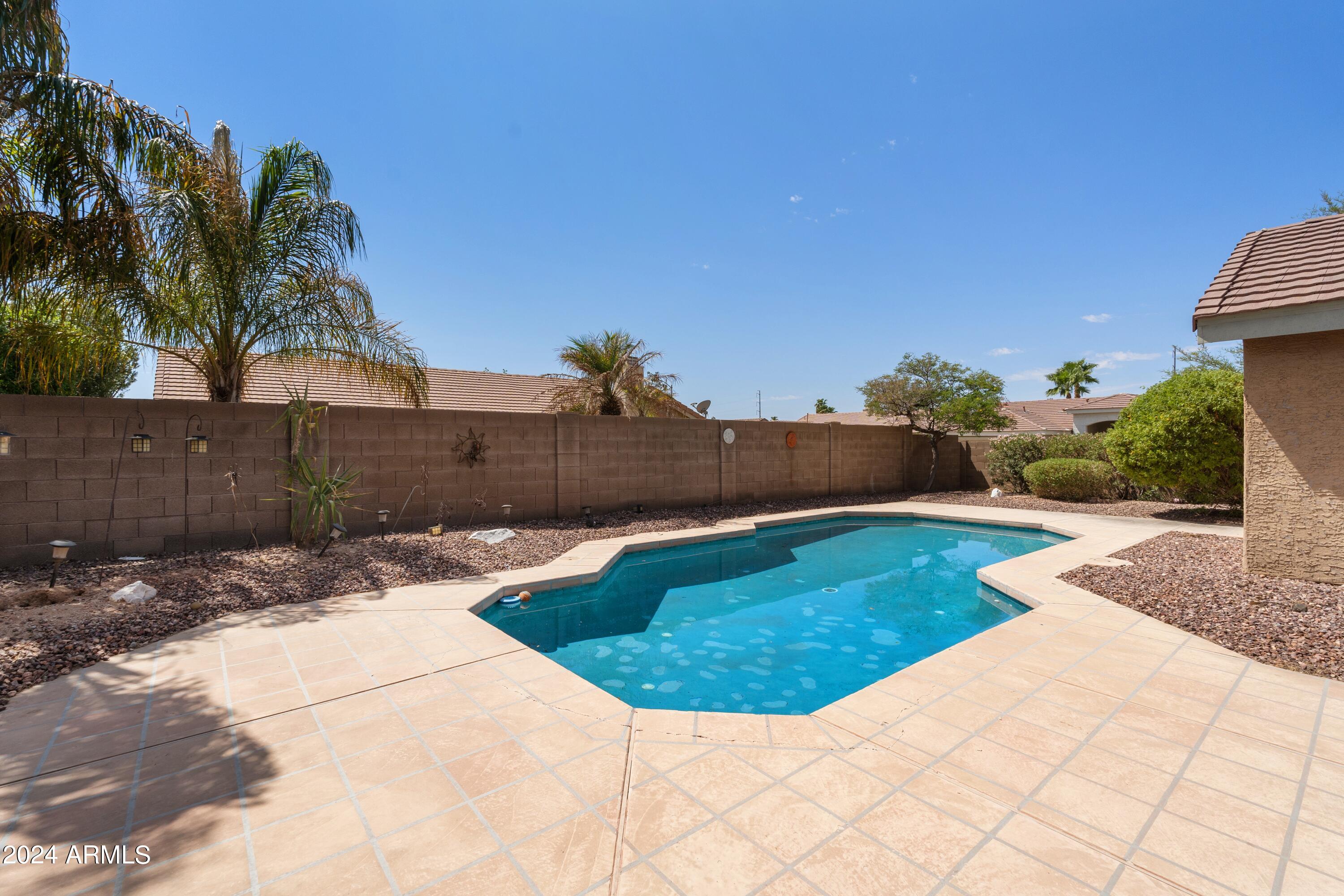 3323 E WAHALLA Lane